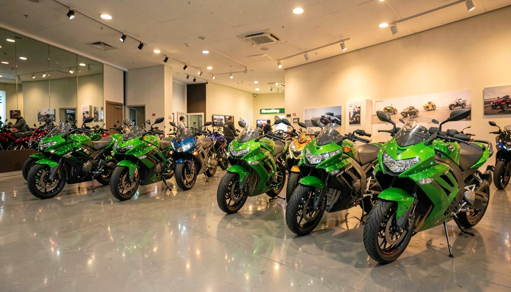 Deretan motor Kawasaki berwarna hijau khas dipajang rapi di dalam showroom dealer resmi dengan pencahayaan hangat dan lantai mengilap